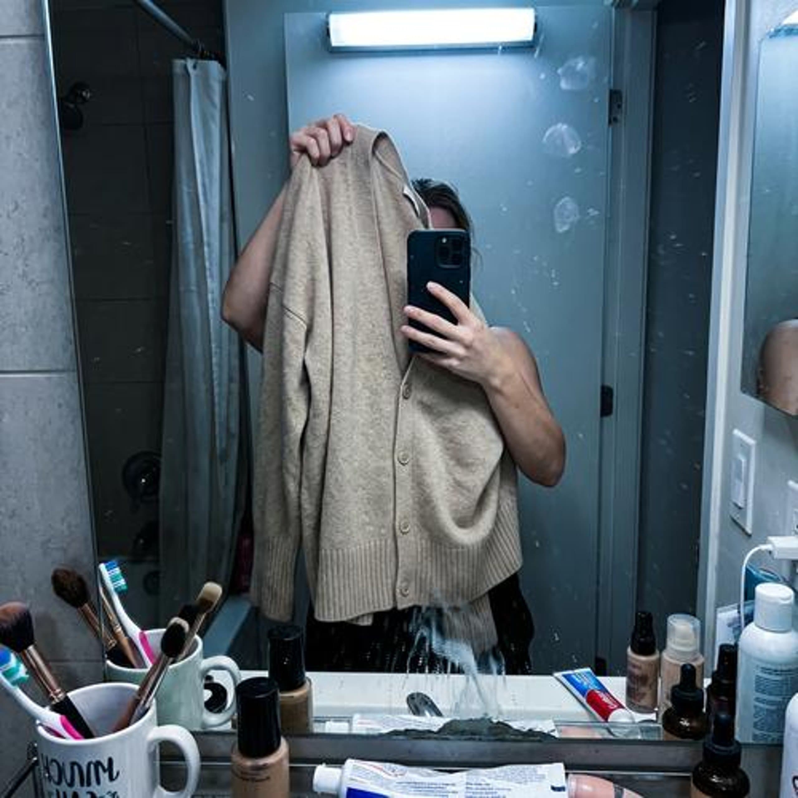 Vinted · mirror-selfie-garment origin selfie